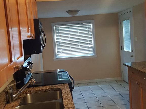 3rd image of 1915 Clare Ct