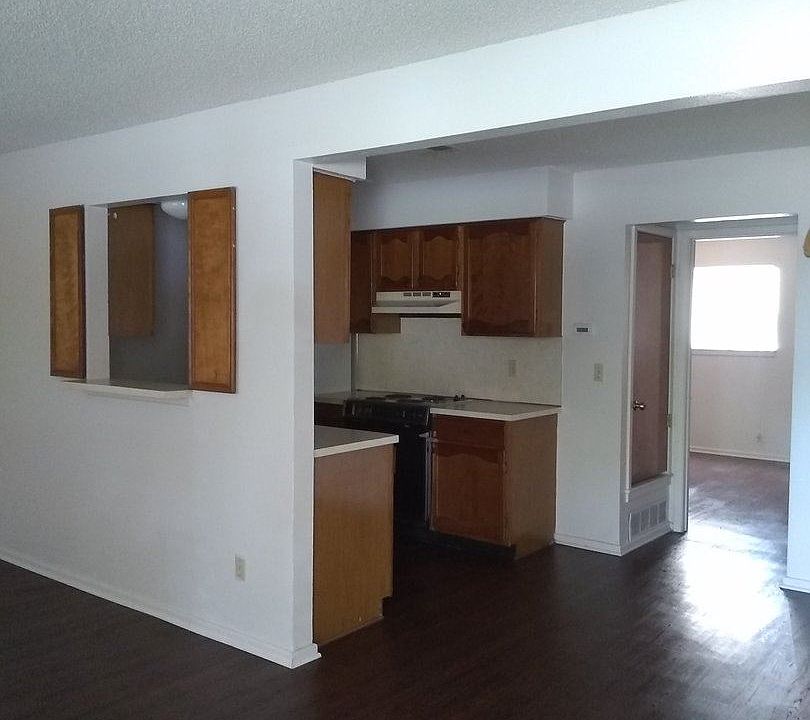1st image of 310 Castlewood Dr APT 4