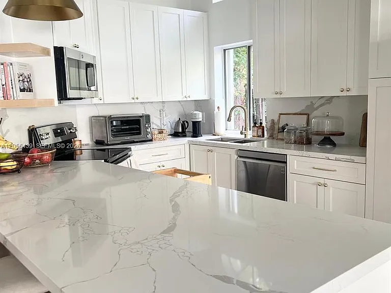 1285 Seagrape Cir — Photo 5
