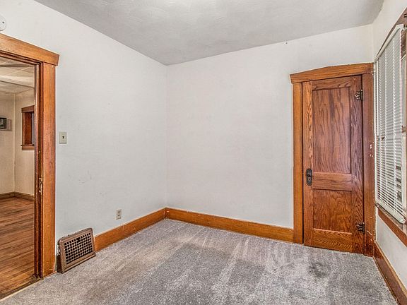 5th image of 148 Kingman Ave E