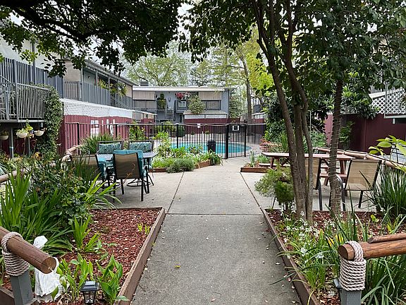4th image of 2940 Eastern Ave #C41c4d26c