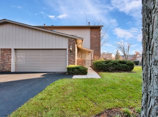 19W235 Ginger Brook Dr N, Oak Brook, IL 60523