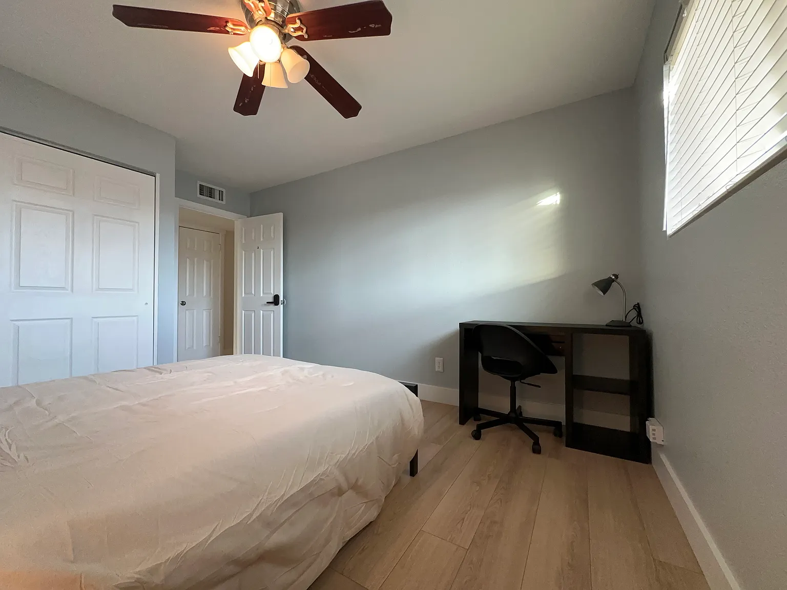 5 bed, 2200 sqft, $1,100 — Photo 4