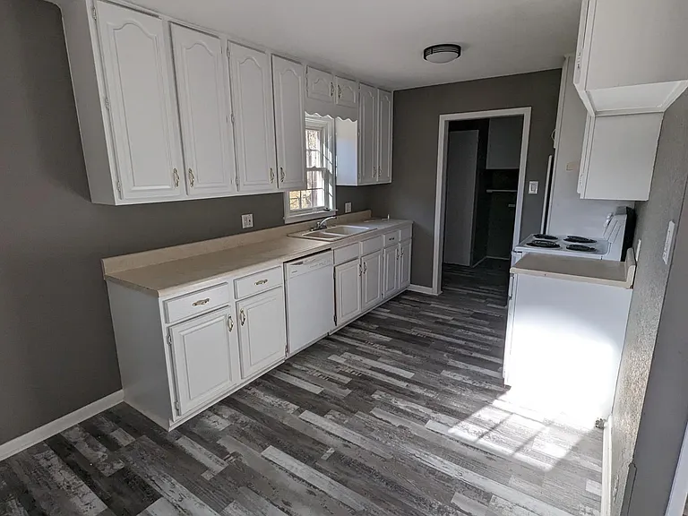 822 Alexander Dr — Photo 3