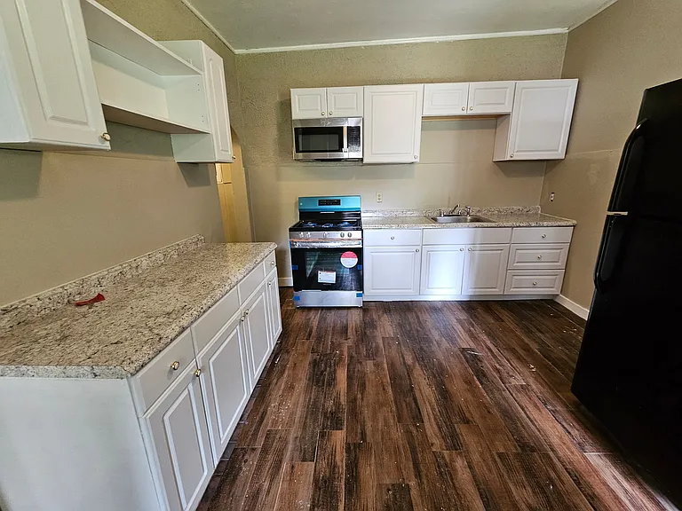 106 Grant Ave — Photo 3