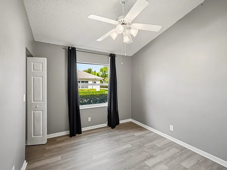 1852 Capeside Cir — Photo 16