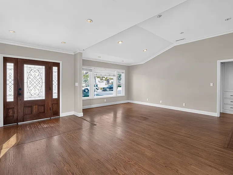 7742 Dunbarton Ave — Photo 5
