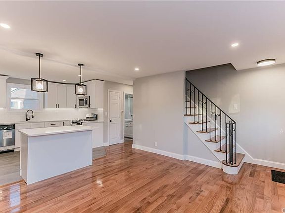 3rd image of 17 Laura Dr