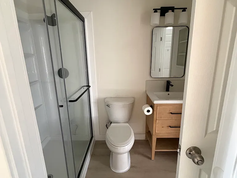 Upstairs full bath view 2