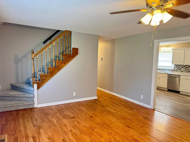 389 Elaine Dr — Photo 3