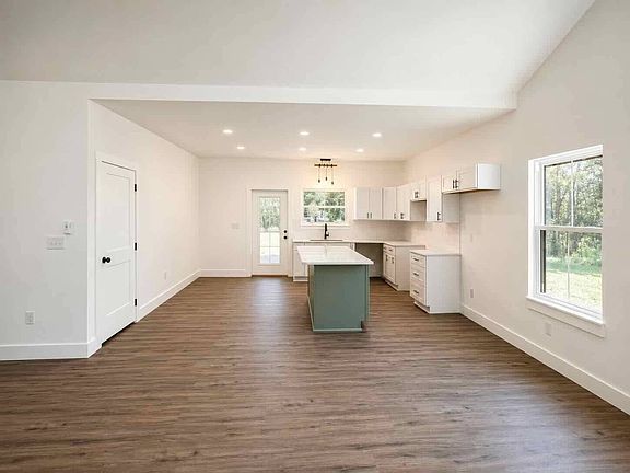 5th image of 975 Segers Rd