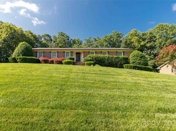 2411 Sandlewood Dr, Gastonia, NC 28054
