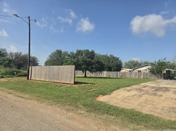1438 N HUAJILLO ST LOT 6 BLK, Pearsall, TX 78061