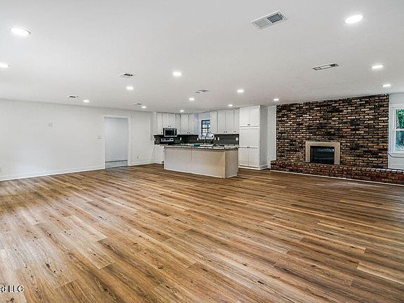 4th image of 4024 Castenera Ave