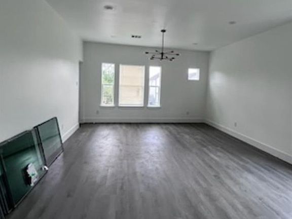 4th image of 1062 Saint Clair St