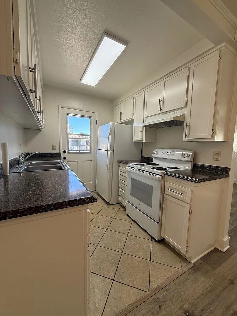 Spacious Living in the Heart of Ventura — Photo 3