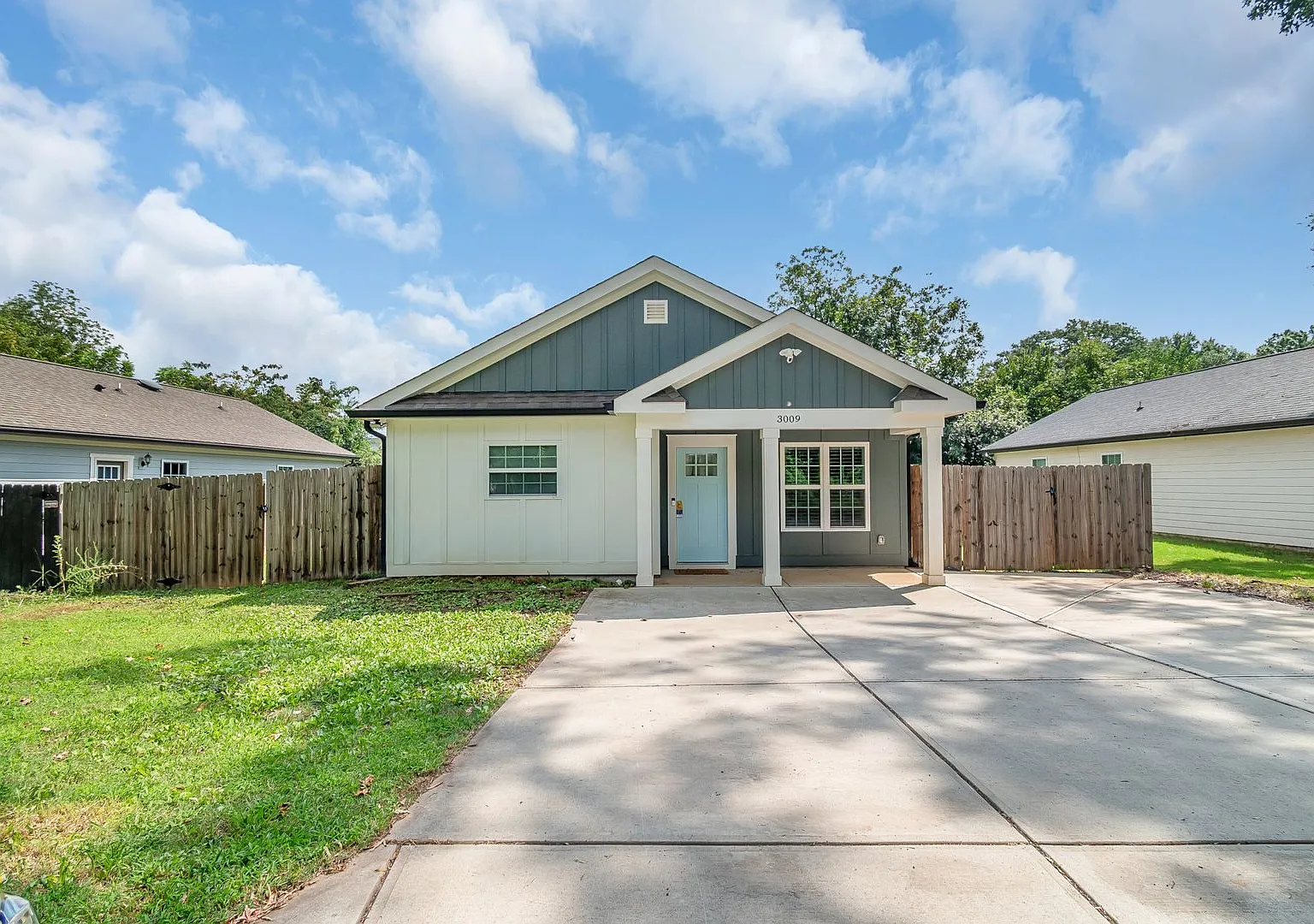 Live Close To The Action Modern 3-Bedroom Rental In Charlotte's Reid Park! — Photo 1