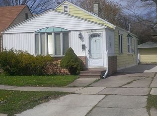 2216 Hollywood Ave, Grosse Pointe Woods, MI