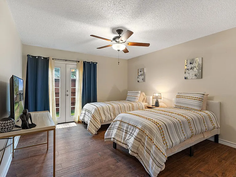2403 N Carrier Pkwy — Photo 21