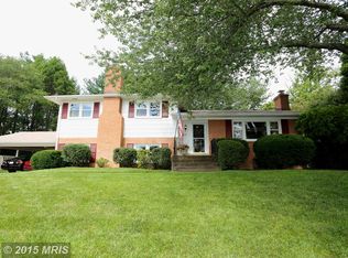 922 Fairway Dr NE, Vienna, VA 22180