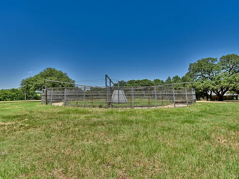 8616 FM 2502 — Photo 15