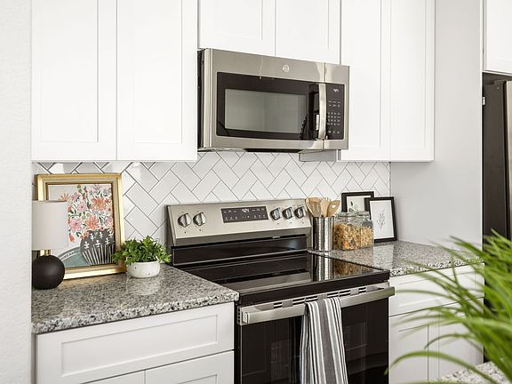5th image of 310 W Evergreen St #113