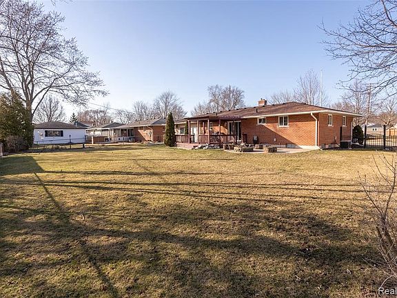 3rd image of 24451 Palmetto Dr