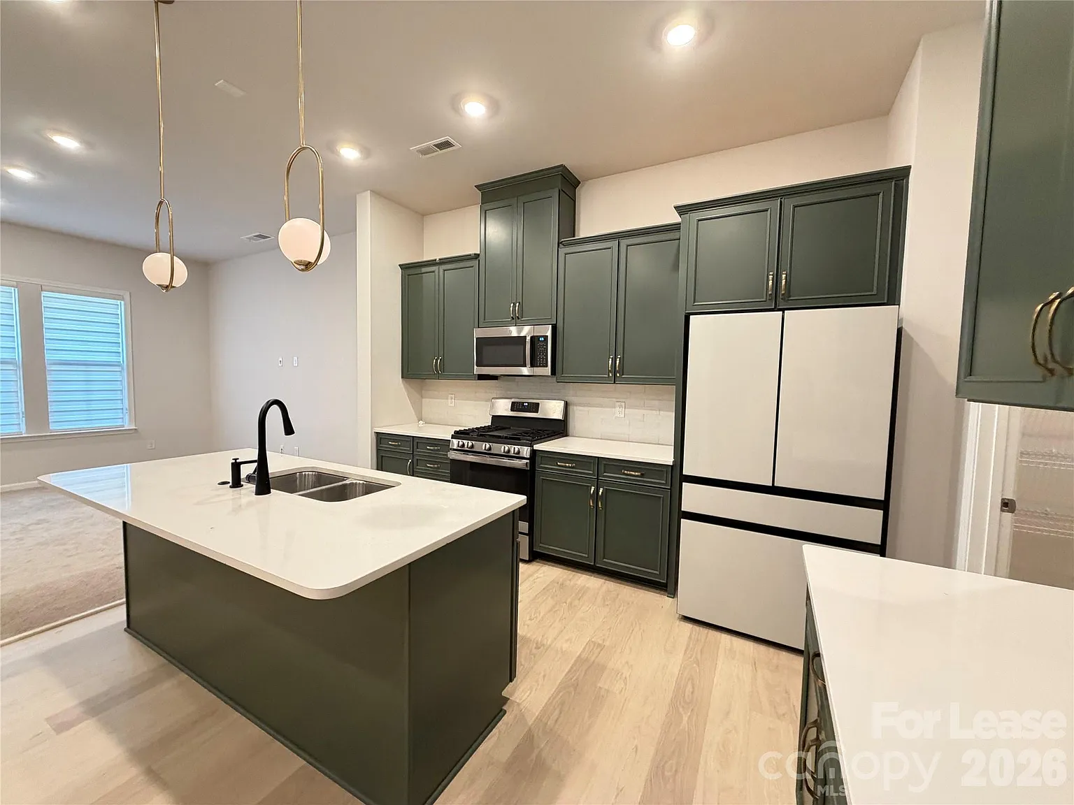 3 bed, 2.5 bath, 2001 sqft, $2,450 — Photo 3
