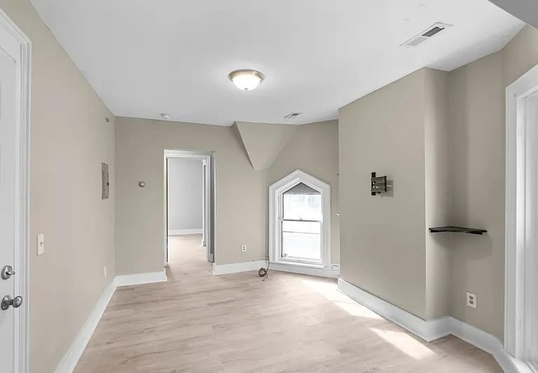 1111 E Genesee St #3 — Photo 5
