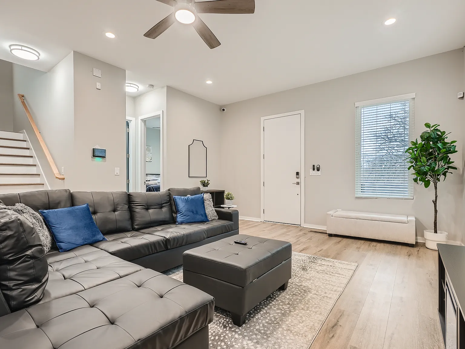 4 bed, 2500 sqft, $4,500 — Photo 4