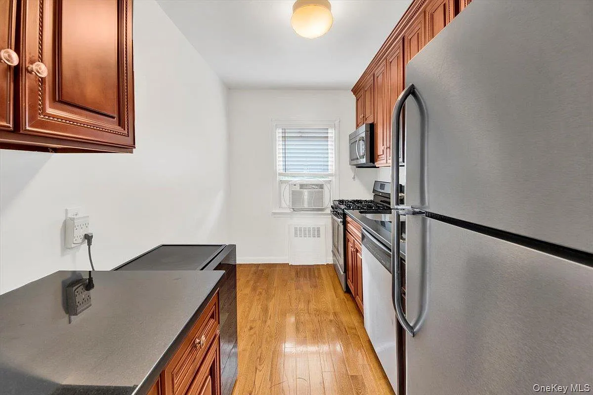 1 bed, 1.0 bath, 725 sqft, $2,400 — Photo 2