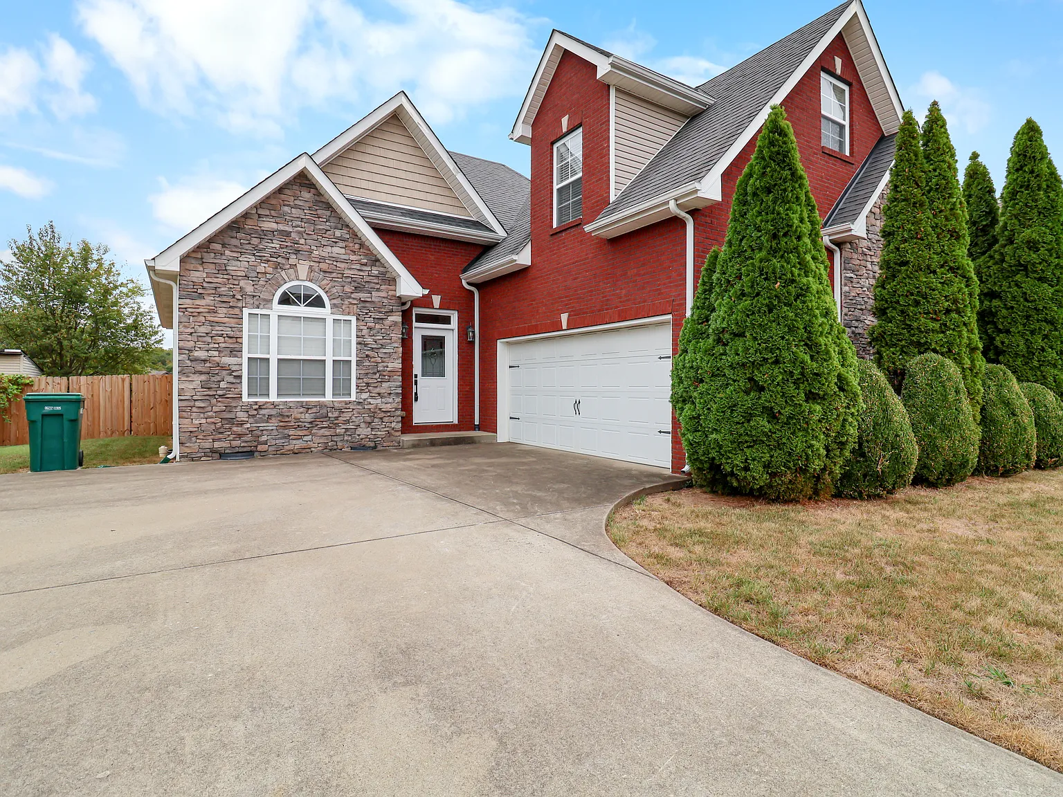 4 bed, 2.5 bath, 1950 sqft, $2,000 — Photo 2