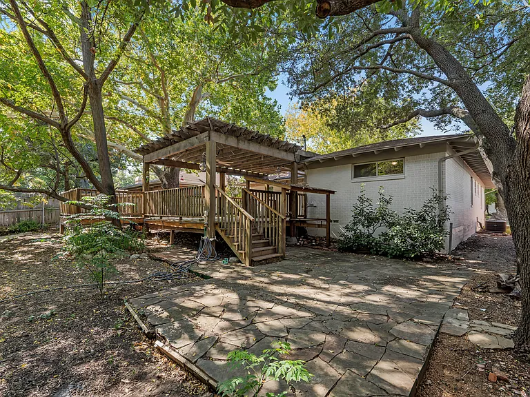 6638 Aintree Cir — Photo 23