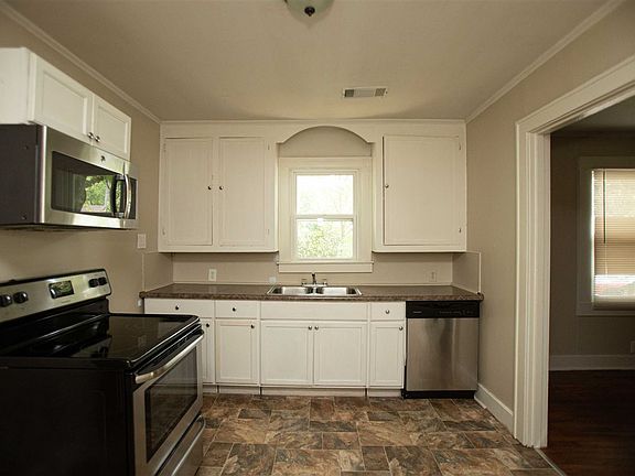 4th image of 300 S Oak St
