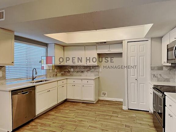4th image of 3413 Castle Rock Ln