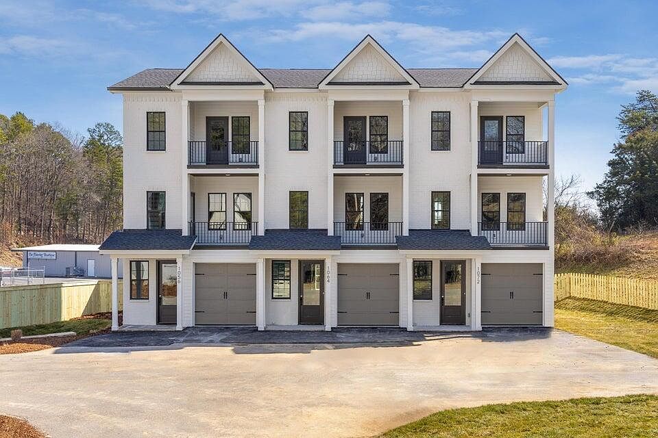 1st image of 1072 Amelia Ct