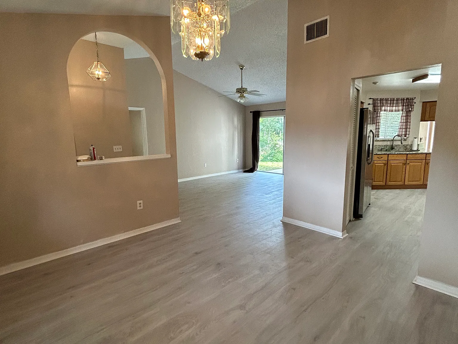 3 bed, 1710 sqft, $2,450 — Photo 2