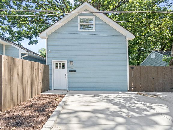 Entrance with parking