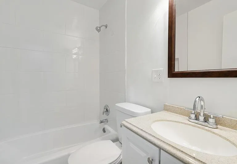 Upper Level Full Bath - Hall