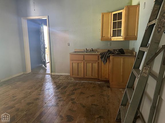 3rd image of 217 Oak St