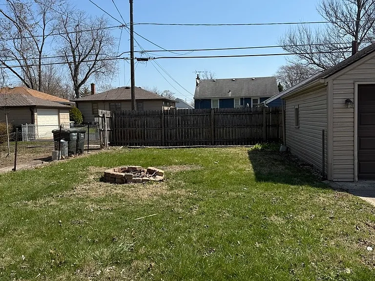 18343 Oakwood Ave — Photo 2