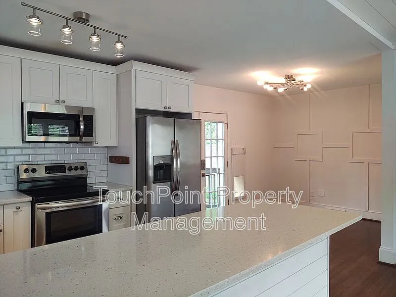3 bed, 2.0 bath, 1704 sqft, $2,600 — Photo 4