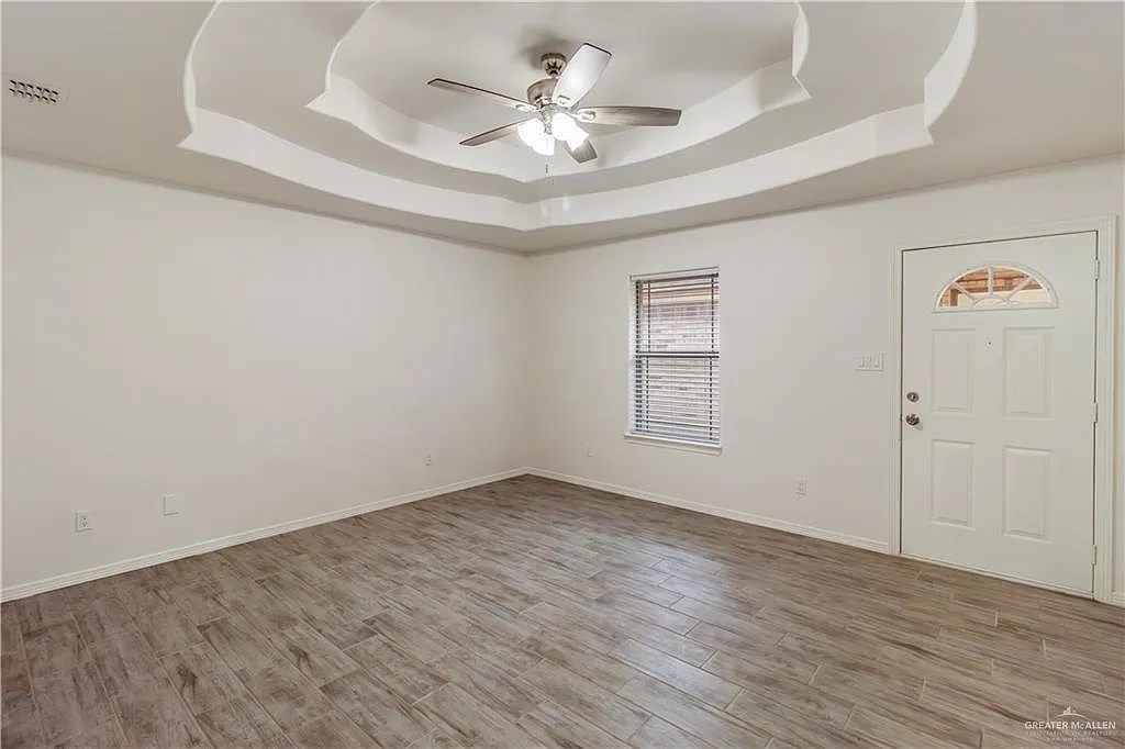 933 English Ave — Photo 2