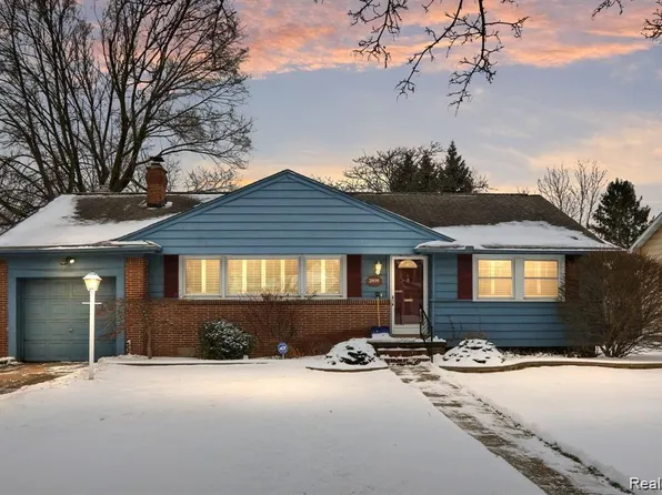 2898 Yorkshire Rd, Birmingham, MI 48009