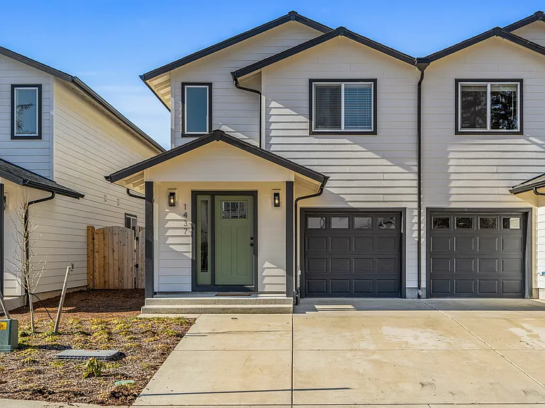 Santiam Canyon Luxury Townhomes — Photo 10