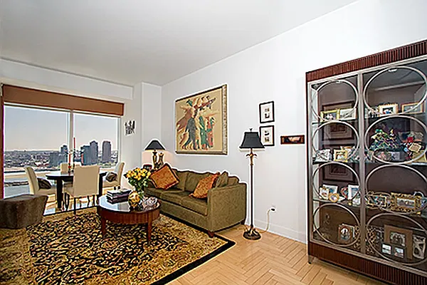Sold by Daniel Gale Sotheby's International Realty | media 27