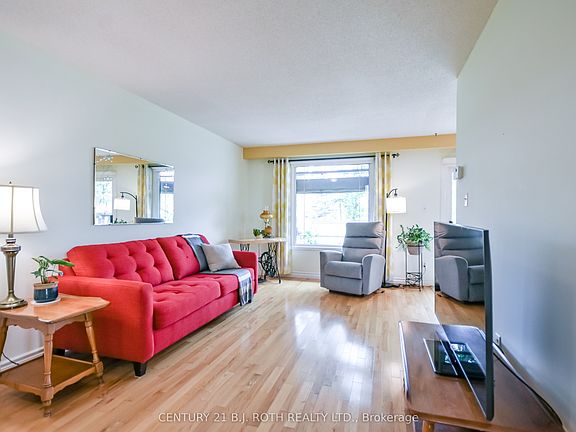 3rd image of 53 Mowat Cres