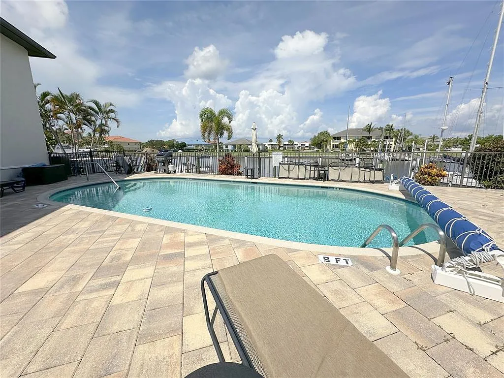 2 bed, 1.0 bath, 826 sqft, $1,400 — Photo 3