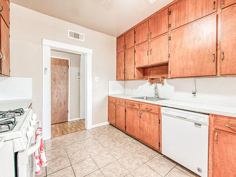 2434 Yerba St — Photo 21