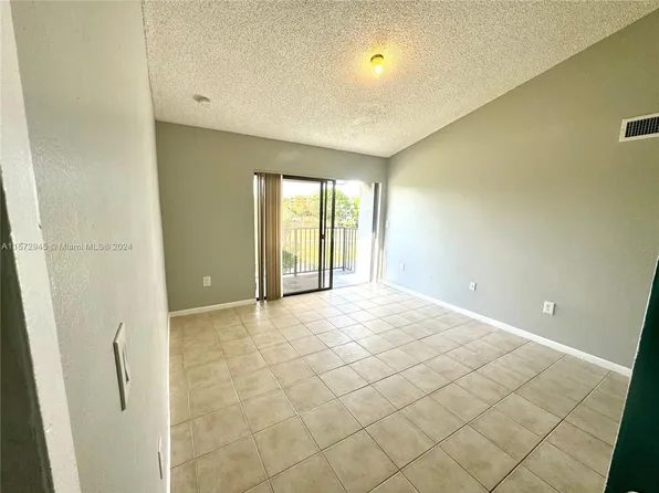 7195 NW 179th St APT 311, Hialeah, FL 33015